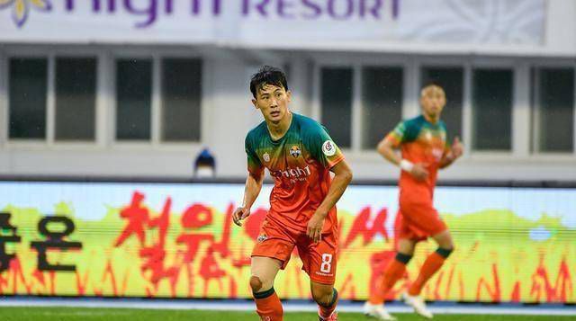 最终泰国3-1击败新加坡，在客场取得了比赛的胜利。